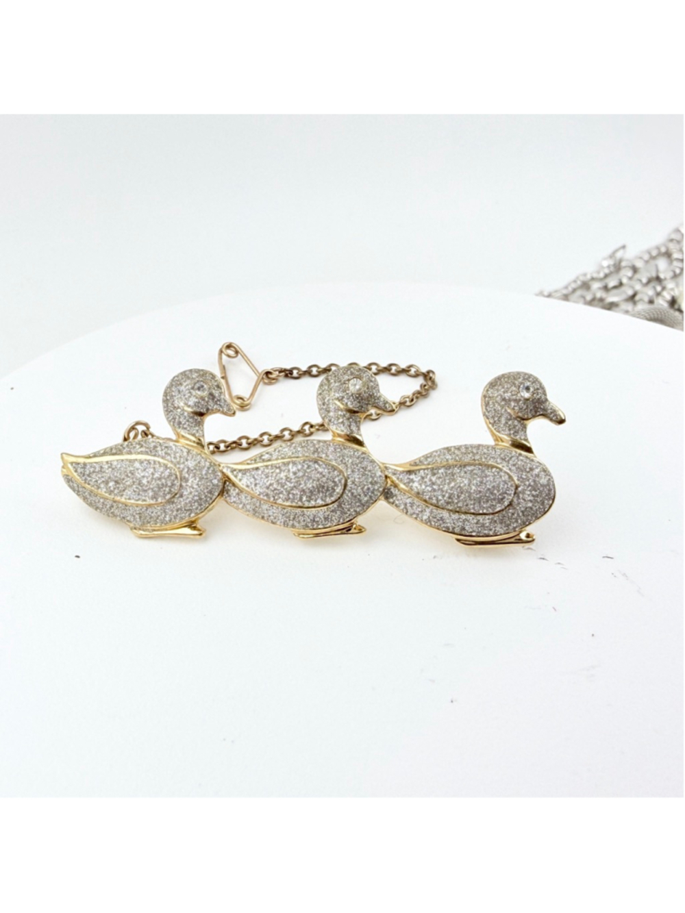 Vintage 1970s Duck Brooch Silver Sparkle Enamel, Triple Duck Pin, Figural Animal - Picture 2 of 7
